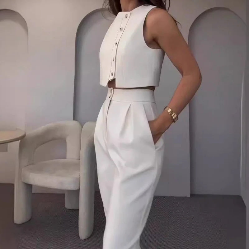 Chic Sleeveless Comfort Suit