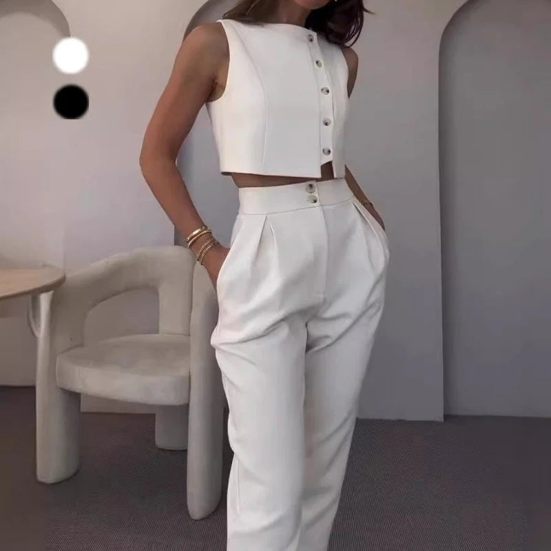 Chic Sleeveless Comfort Suit