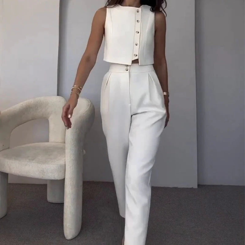 Chic Sleeveless Comfort Suit