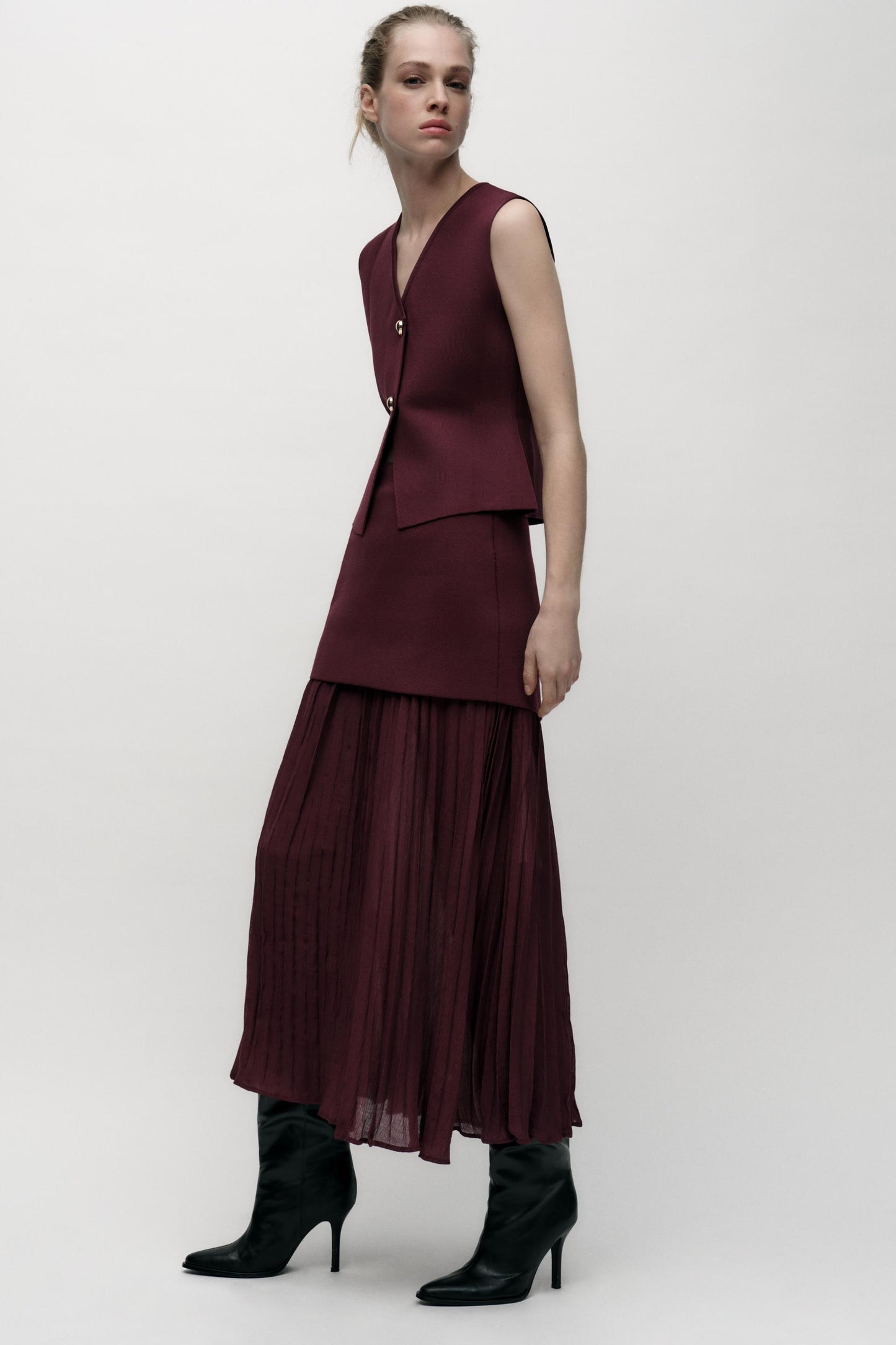 V-neck knit vest long skirt set