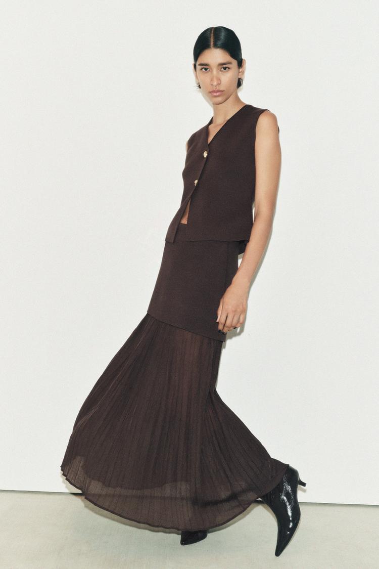 V-neck knit vest long skirt set