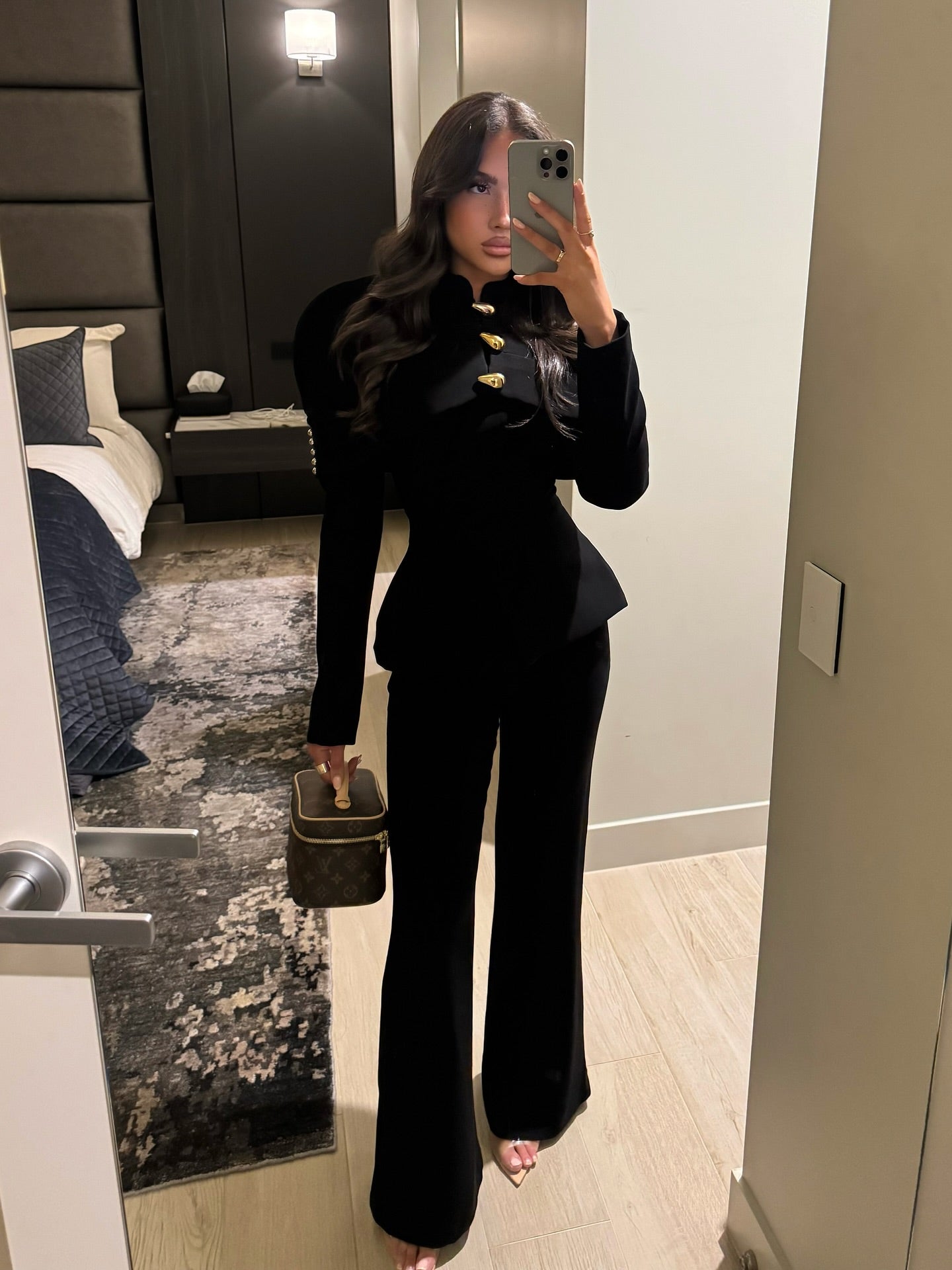 Chic Autumn Elegance – Slim-Fit Black Blazer for Women (Small Fragrance Style)