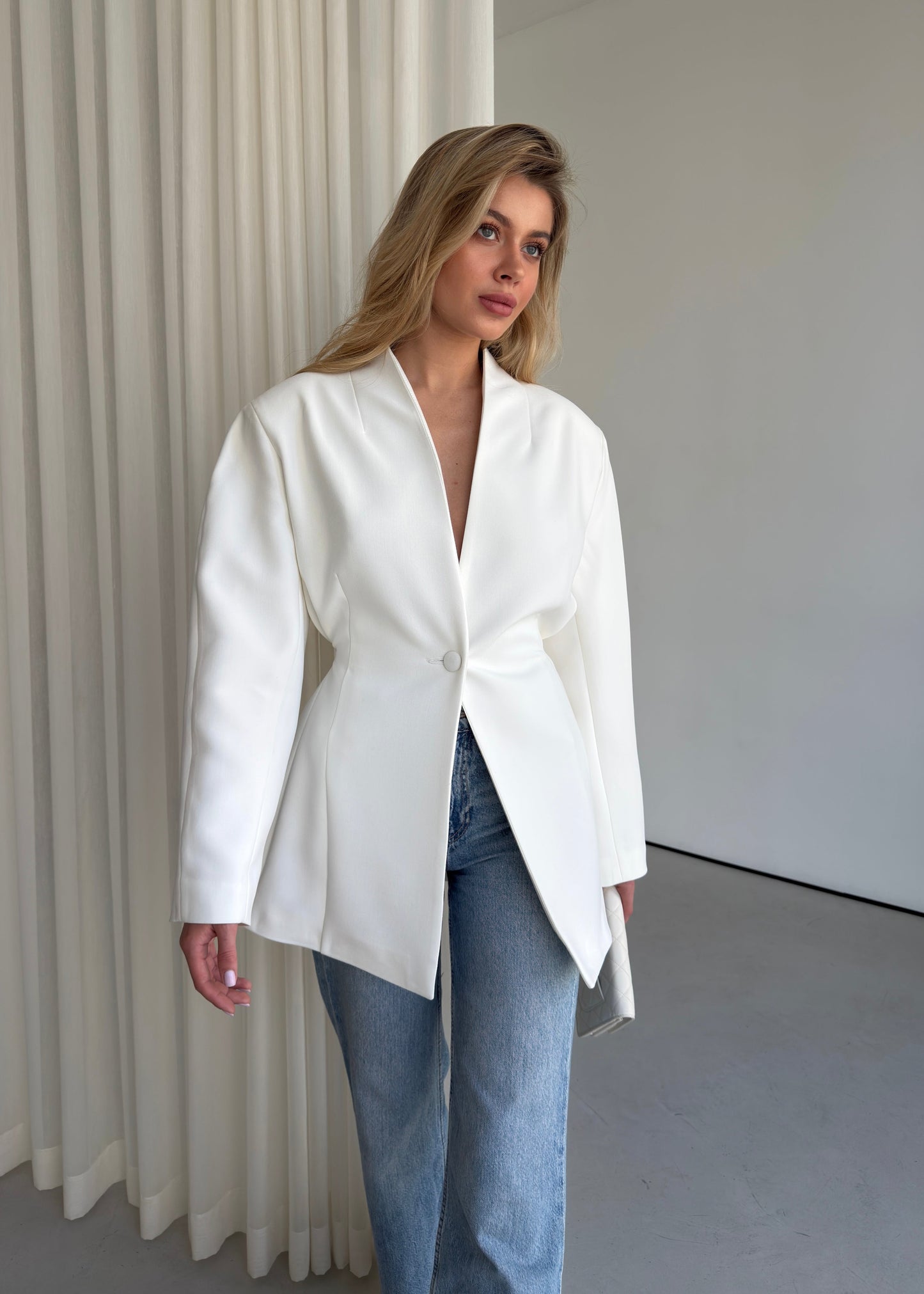 Elegant V-Neck Hourglass Blazer – Tailored Slim Fit Suit Jacket