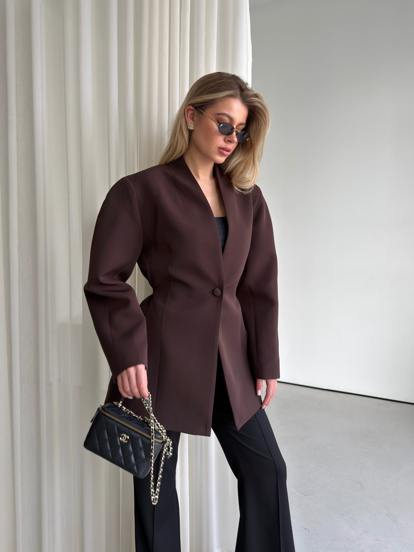 Elegant V-Neck Hourglass Blazer – Tailored Slim Fit Suit Jacket